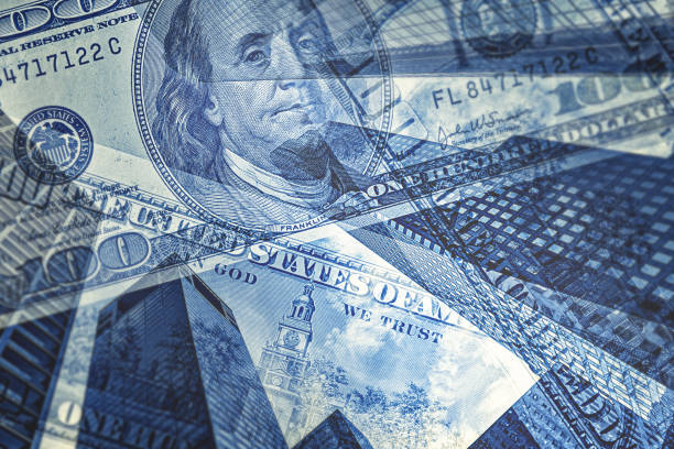 concetto di business con banconote da cento dollari in cima agli edifici del centro - banconota di dollaro statunitense foto e immagini stock