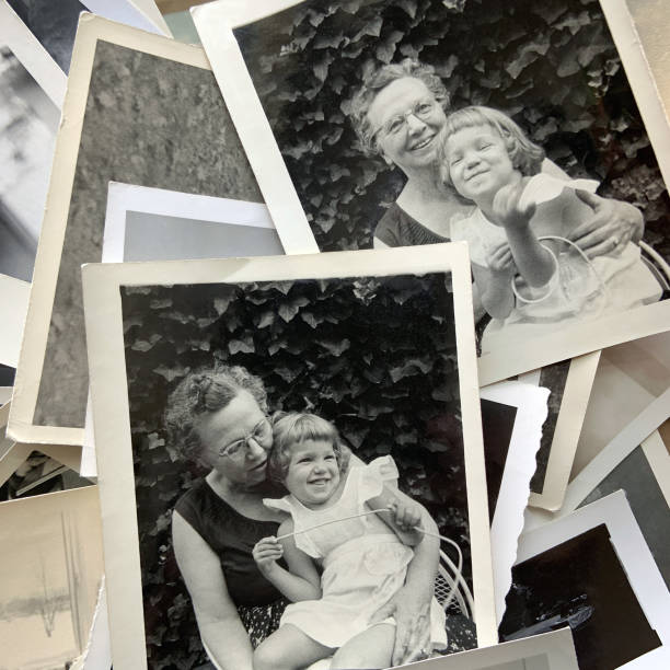 abuela y nieta sentadas en blanco y negro en la década de 1950 - family tree family photograph photography fotografías e imágenes de stock