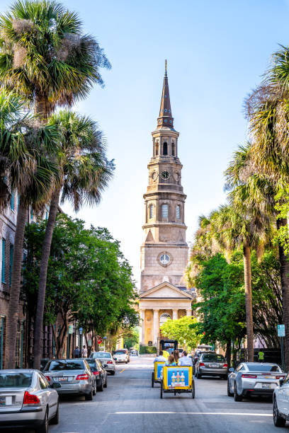 southern downtown altstadt französisch viertel stadt von st. philip es episcopal turm turm kirche, menschen reiten tour rikscha in south carolina - christian quarter stock-fotos und bilder