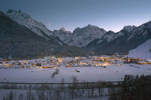 kranjska góra wieś nocą w słowenii - skiing winter snow mountain zdjęcia i obrazy z banku zdjęć
