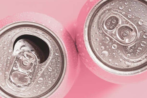 lattine di soda rosa in gocce d'acqua, vista dall'alto - can foto e immagini stock