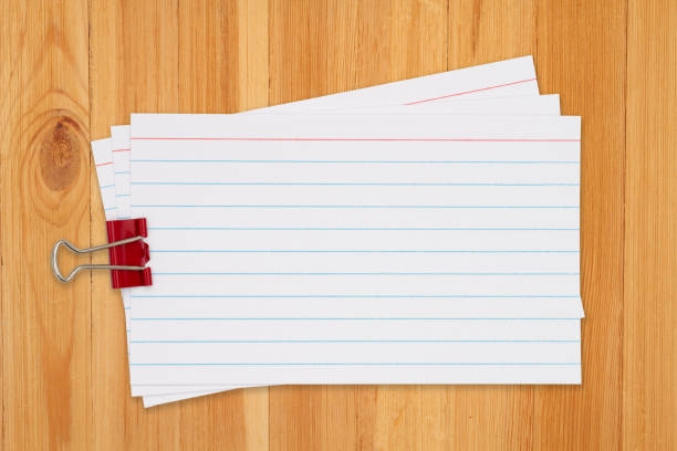 ретро белая бумага индексные карточки с бумажной зажимом на деревянном столе - index card paper clip paper blank стоковые фото и изображения