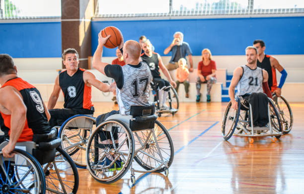 giocatore di basket in carrozzina che cerca di passare - basket su sedia a rotelle foto e immagini stock