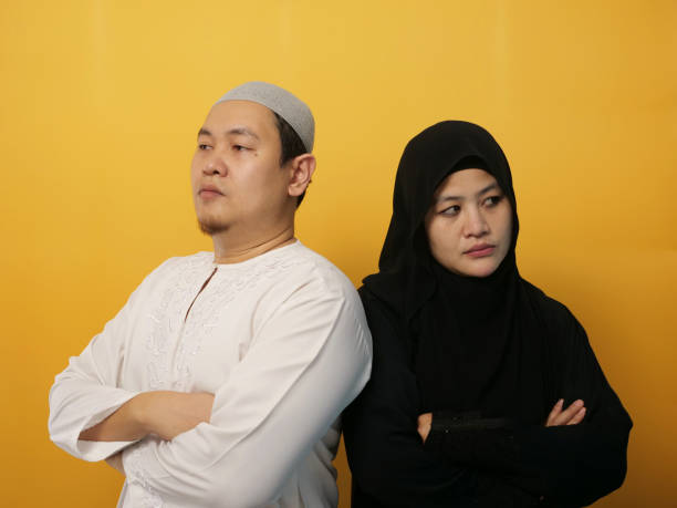 coppia musulmana asiatica marito e moglie litigano, discutono e ignorano l'uno sull'altro, brutta relazione nel matrimonio - violence married therapy solution foto e immagini stock