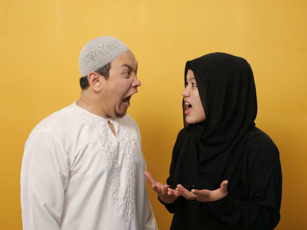 coppia musulmana asiatica marito e moglie litigano, discutono e urlano l'uno contro l'altro, brutta relazione nel matrimonio - violence married therapy solution foto e immagini stock