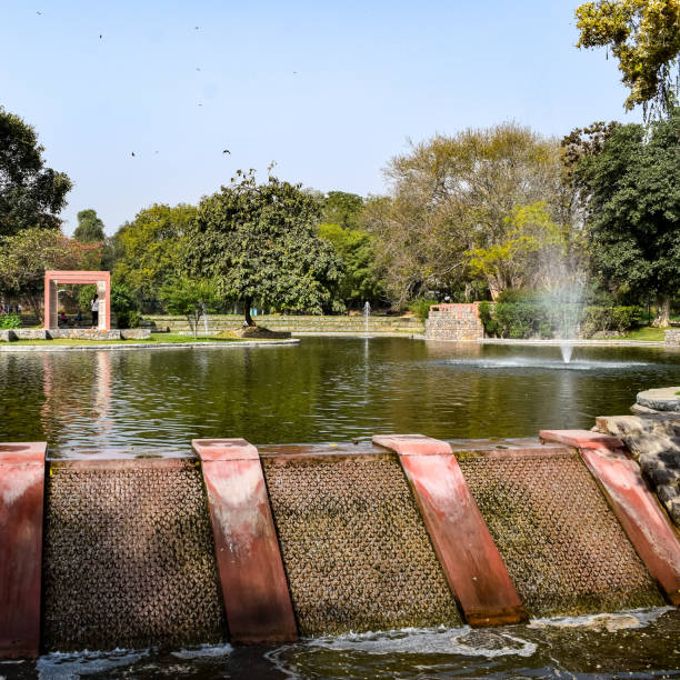 fuente en el jardín de sunder nursery en delhi india, fuente de trabajo en el complejo sunder nursery, agua en la fuente, fuente en el parque durante la mañana - forest pond landscaped water fotografías e imágenes de stock