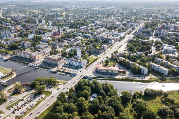 vista aérea da cidade de jelgava, letônia - jelgava - fotografias e filmes do acervo