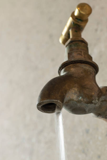 nie ściekać ścieków - leaking faucet water scarcity zdjęcia i obrazy z banku zdjęć