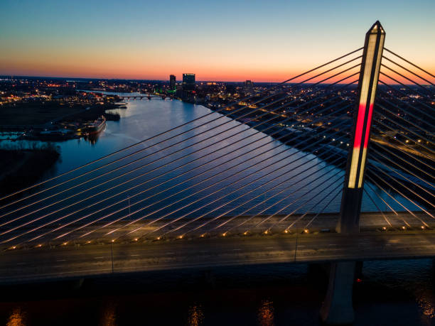 veterans' glass city skyway bridge in toledo ohio - toledo imagens e fotografias de stock