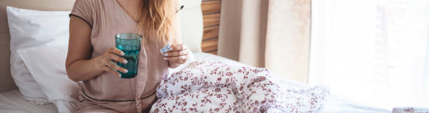 jeune femme en bonne santé prenant des suppléments et de l’eau potable dans le bâti - vitamin pill flash photos et images de collection