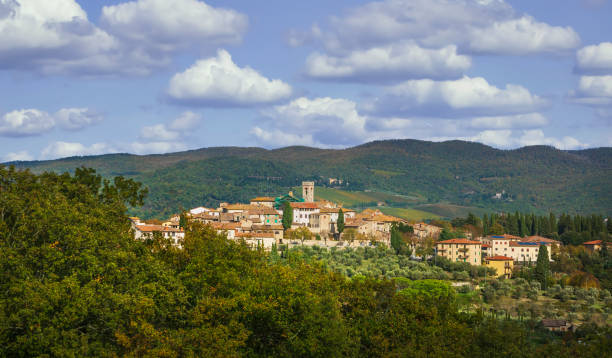 radda dans la vue panoramique de village de chianti. toscane, italie - chianti region photos et images de collection