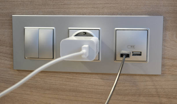 elektrische steckdose, usb-buchse, lichtschalter auf der holzplatte im inneren des hotels. für den komfort, das mobile ladegerät oder smartphone im konzept des modernen lebens. nahaufnahme. - usb stock-fotos und bilder