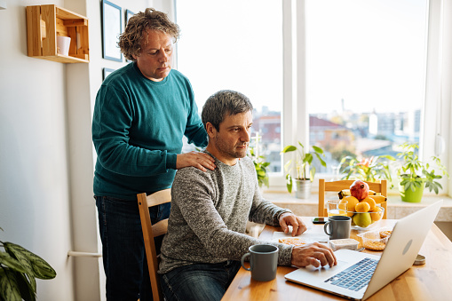 Pareja Gay Busca Trabajo En Internet Foto de stock y más banco de imágenes de Adulto maduro - Adulto maduro, Vida doméstica, Hombre gay - iStock Pareja Gay Busca Trabajo En Internet Foto de stock y más banco de imágenes de Adulto maduro - Adulto maduro, Vida doméstica, Hombre gay - iStock