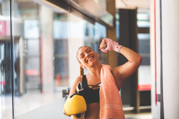 mujer con guantes de boxeo. - posing looking at camera combative sport boxing fotografías e imágenes de stock