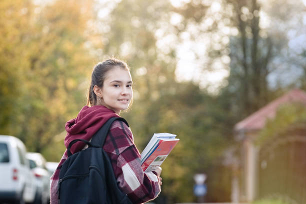 adolescente ragazza che va a scuola con lo zaino - campus autumn walking university foto e immagini stock