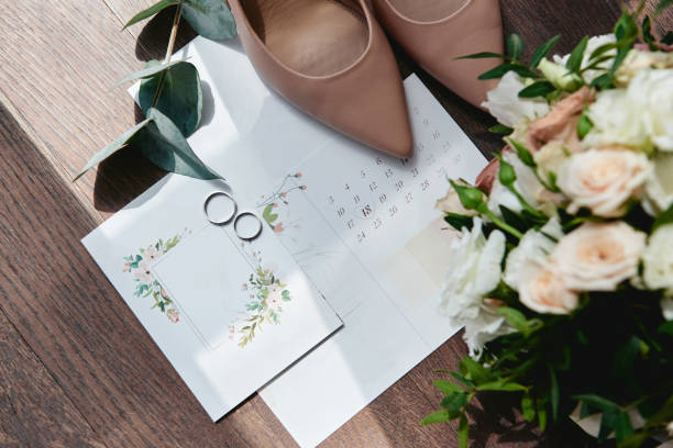 conjunto luxuoso de convites de casamento, alianças de casamento, sapatos de noiva elegantes em saltos altos em fundo marrom de madeira. lua de mel e conceito de casamento - shoe groom wood luxury - fotografias e filmes do acervo