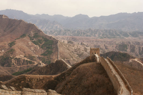 great wall of china flowing over a mountain range - simatai imagens e fotografias de stock