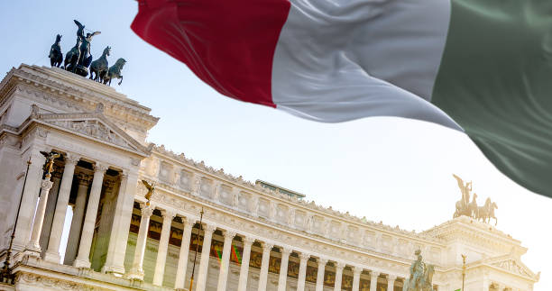 włoska flaga macha na wietrze z vittoriano w rzymie w tle - vittorio emanuele monument zdjęcia i obrazy z banku zdjęć