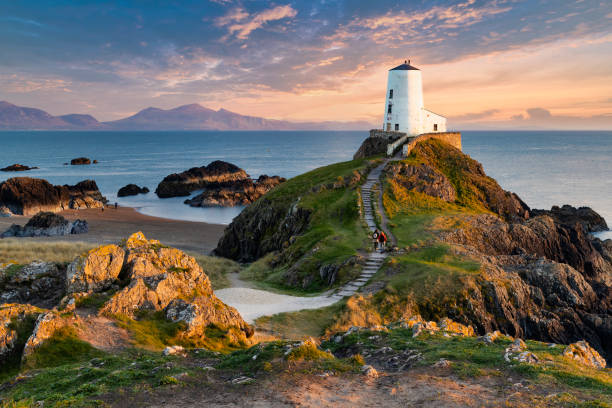 Llanddwyn (Tŵr Mawr) lighthouse on Anglesey, Wales Tŵr Mawr lighthouse (meaning "great tower" in Welsh), on Ynys Llanddwyn on Anglesey, Wales, marks the western entrance to the Menai Strait. wales photos stock pictures, royalty-free photos & images