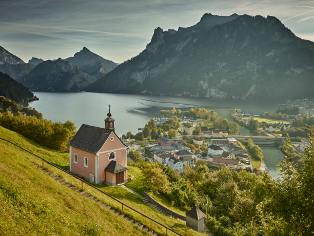 vue du calvaire sur ebensee et le lac traun avec l’erlakogel - salzkammergut photos et images de collection