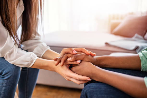 다른 인종 여성 친구는 기밀 이야기 클로즈업 하는 동안 손을 잡고 - consoling depression assistance 20s 뉴스 사진 이미지