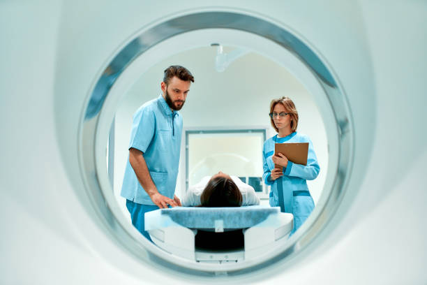 zespół lekarzy - radiologist computer doctor mri scan zdjęcia i obrazy z banku zdjęć
