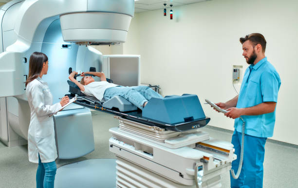 ärzteteam - medical equipment x ray cancer oncology stock-fotos und bilder