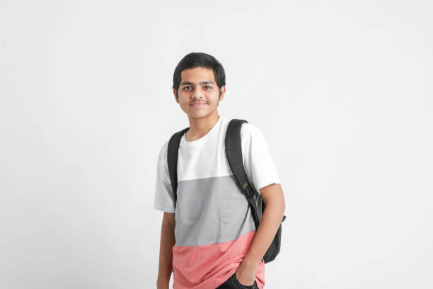 giovane studente universitario indiano in possesso di borsa su sfondo bianco. - thumps up foto e immagini stock