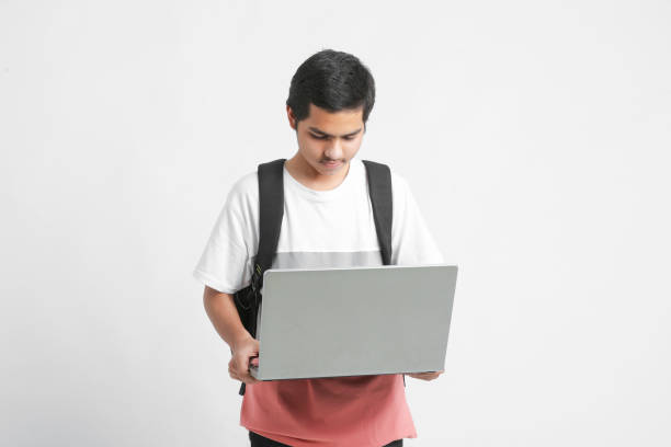 indyjski mężczyzna student college'u za pomocą laptopa - technology typing male beauty asian and indian ethnicities zdjęcia i obrazy z banku zdjęć
