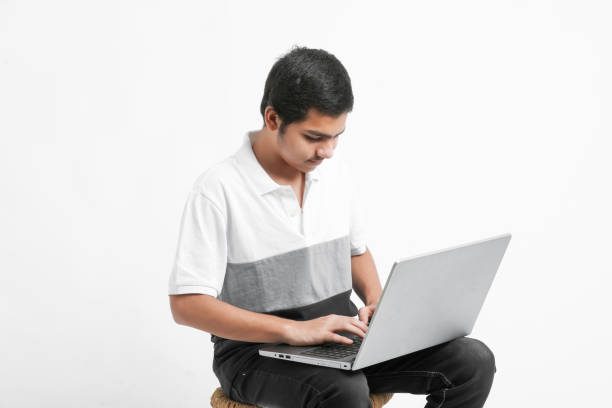 indyjski mężczyzna student college'u za pomocą laptopa - technology typing male beauty asian and indian ethnicities zdjęcia i obrazy z banku zdjęć