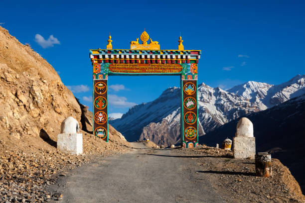 puertas de ki gompa, valle spiti, himachal pradesh - tibet tibetan buddhism buddhism color image fotografías e imágenes de stock