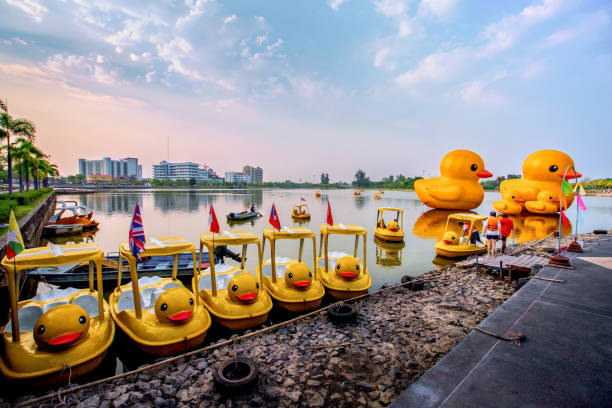 pato amarelo gigante udon thani landmark nong prajak park destinos relaxantes no coração da cidade - traval - fotografias e filmes do acervo