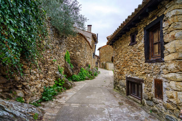 estrecho callejón en un antiguo pueblo medieval hecho de piedra en la sierra de madrid. horcajuelo. - spain architecture landscape non urban scene fotografías e imágenes de stock