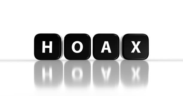 фейковые новости пропаганда hoax. черный ящик со словами. передняя сторона 3d реалистичный рендер - gossip newspaper headline shock newspaper стоковые фото и изображения