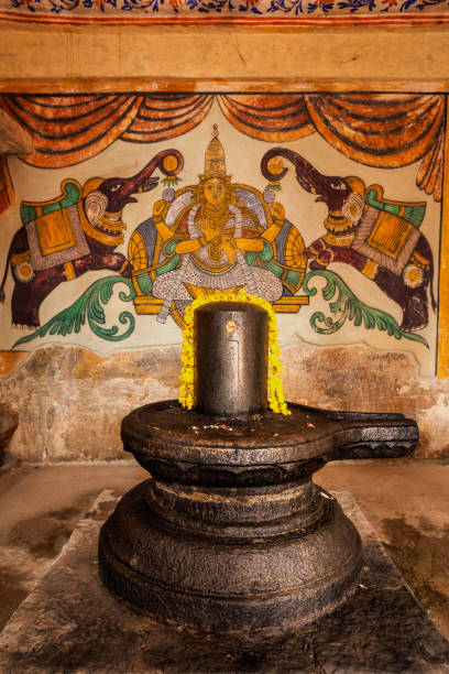 shivalinga in brihadishwara tempel, tanjore - shivalinga stock-fotos und bilder