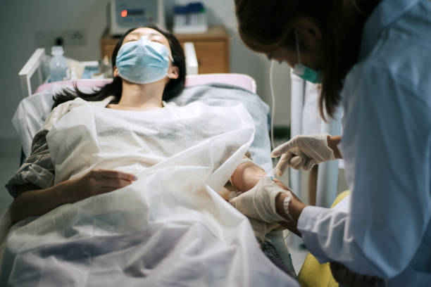 infermiera asiatica cinese che attinge sangue dalla vena della mano della paziente cinese alla provetta in clinica - blood blood sample blood donation tube foto e immagini stock