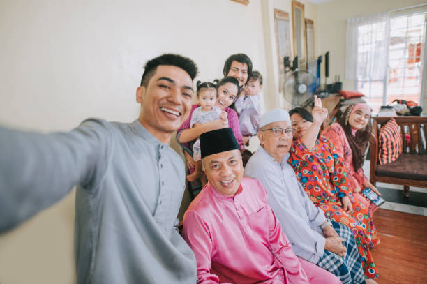 família malaia malaia malaia malaia tirando foto de selfie olhando para a câmera acenando em casa celebrando hari raya - great granddaughter - fotografias e filmes do acervo