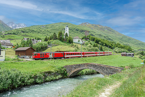 Lokale trein van de Matterhorn Gotthard Bahn ter hoogte van Hospental