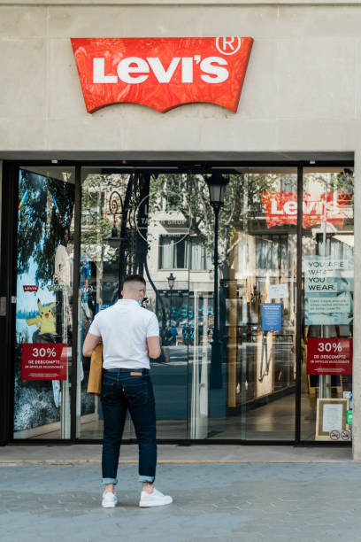 logo and facade of levi's, an american public company that produces clothing, known worldwide for the levi's brand of jeans. - store street barcelona shopping mall imagens e fotografias de stock
