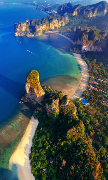 vista aerea della spiaggia di railay a krabi, thailandia. - spiaggia di ao nang foto e immagini stock