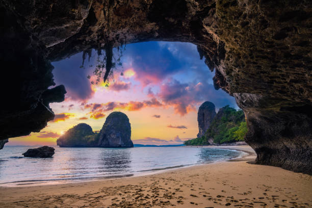 phra nang höhle bei sonnenuntergang in railay, krabi, thailand. - ao nang stock-fotos und bilder