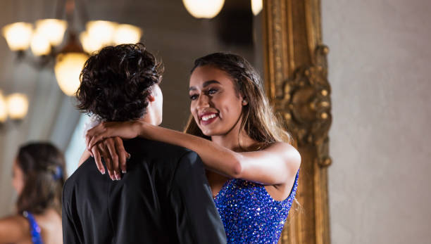 pareja adolescente vestida para el baile de graduación, lento - face to face teenage couple teenager couple fotografías e imágenes de stock