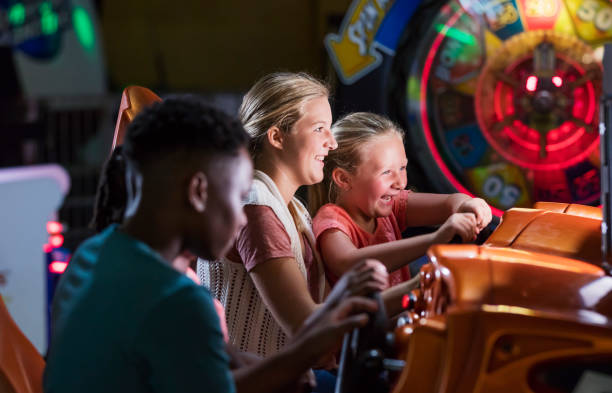 dwie siostry grające w grę zręcznościową - amusement arcade zdjęcia i obrazy z banku zdjęć