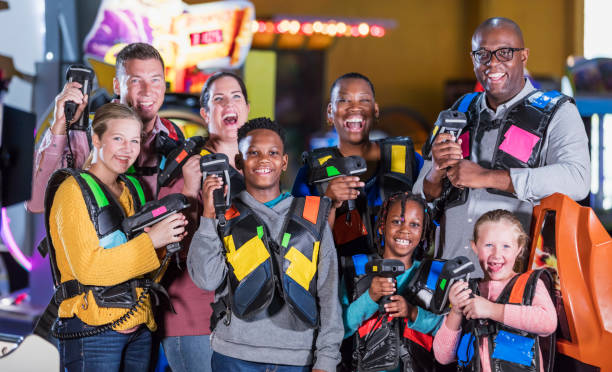 deux familles prêtes à jouer au laser tag - jouer à chat photos et images de collection