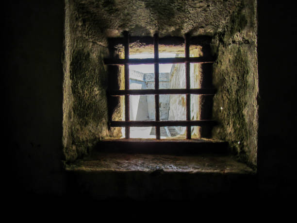 vista da prisão de uma fortaleza - old prison punishment dirty - fotografias e filmes do acervo