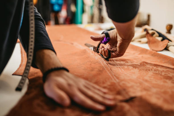 diseñador de moda masculino trabajando en taller - textile industry fotografías e imágenes de stock