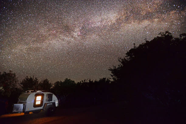 gwiaździsi kamper - tear drop camper zdjęcia i obrazy z banku zdjęć