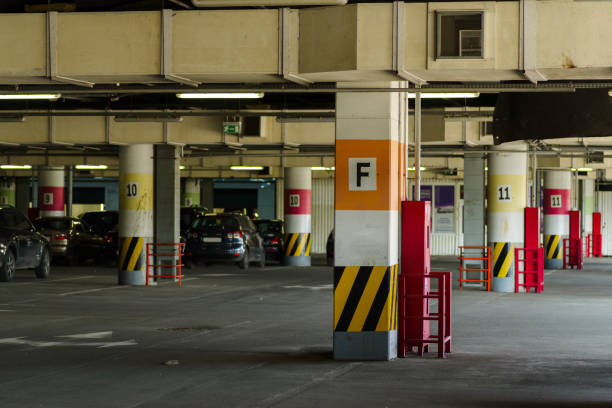 estacionamento subterrâneo com remo - dirty bench empty park - fotografias e filmes do acervo