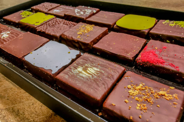 맛있는 수제 럭셔리 초콜릿 사탕 선택 - craft chocolate candy black box 뉴스 사진 이미지