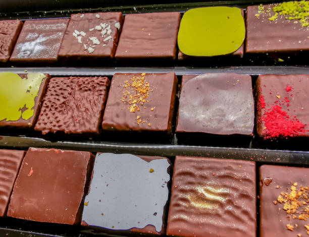 selección de deliciosos dulces de chocolate de lujo hechos a mano - craft chocolate candy black box fotografías e imágenes de stock